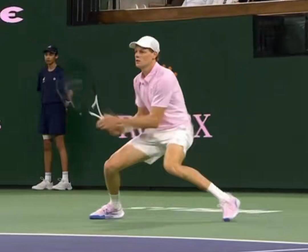 辛纳惊魂时刻险些被丰塞卡导弹式扣杀击中受伤，网友称太疯狂了