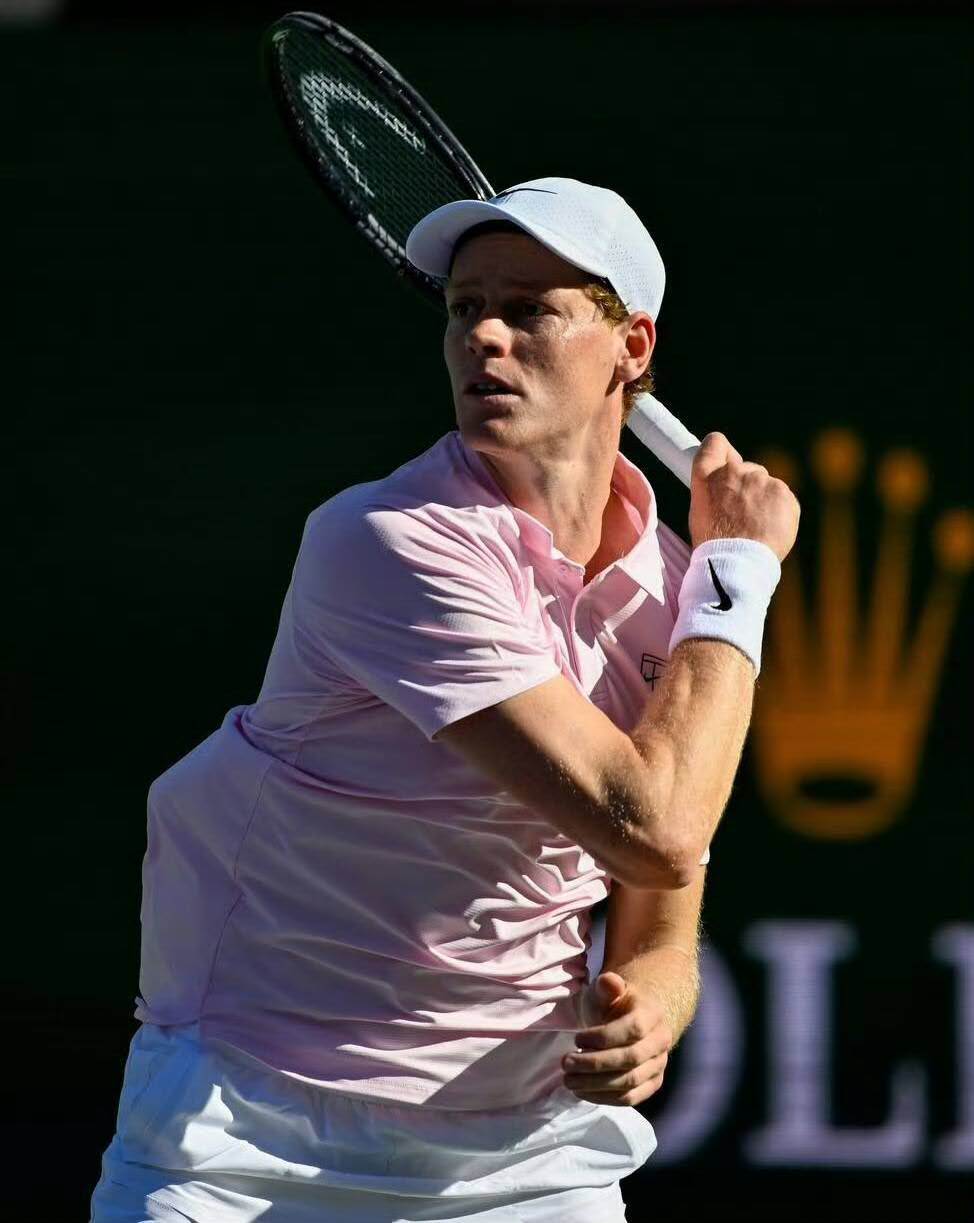 辛纳惊魂时刻险些被丰塞卡导弹式扣杀击中受伤，网友称太疯狂了