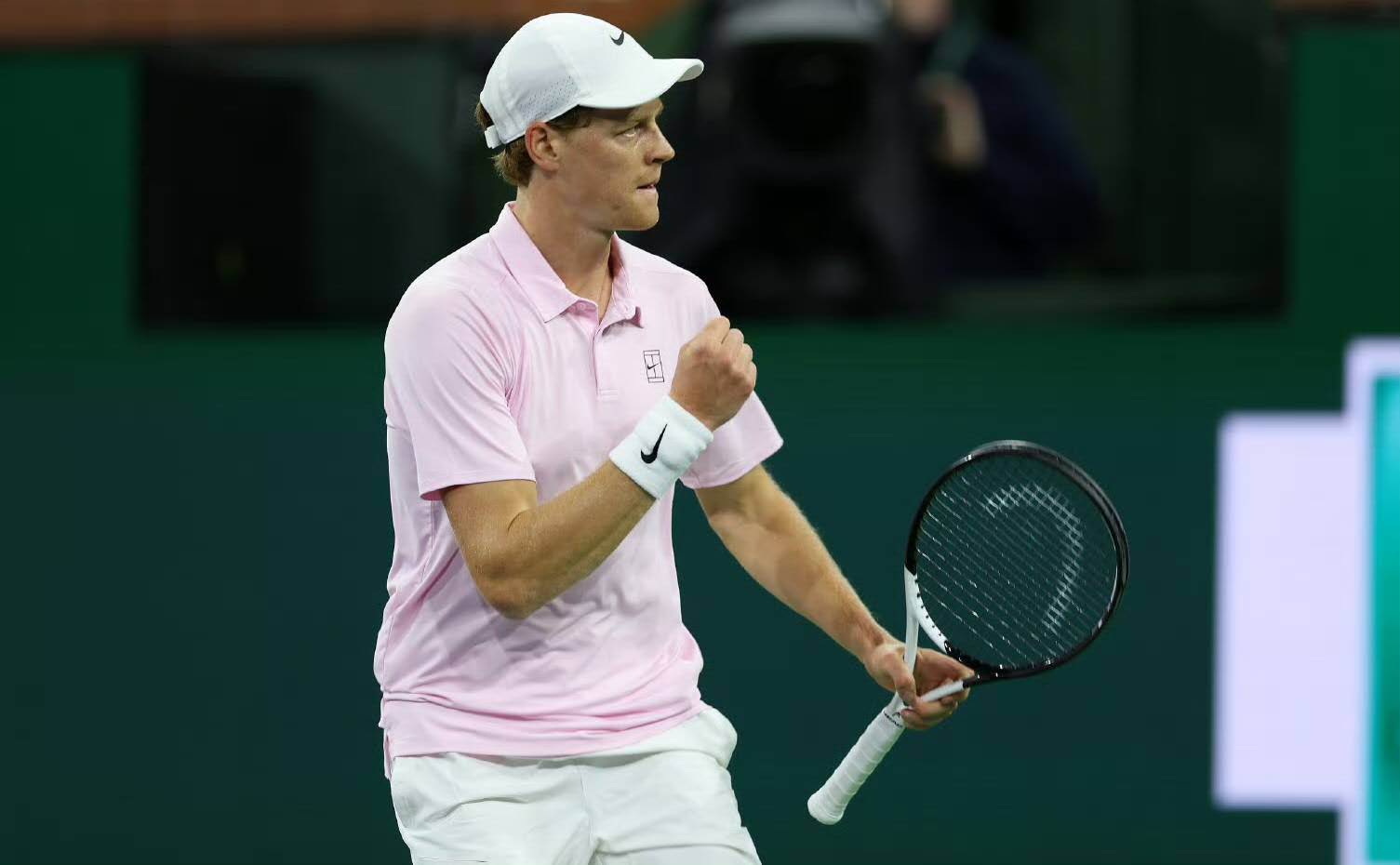 辛纳惊魂时刻险些被丰塞卡导弹式扣杀击中受伤，网友称太疯狂了