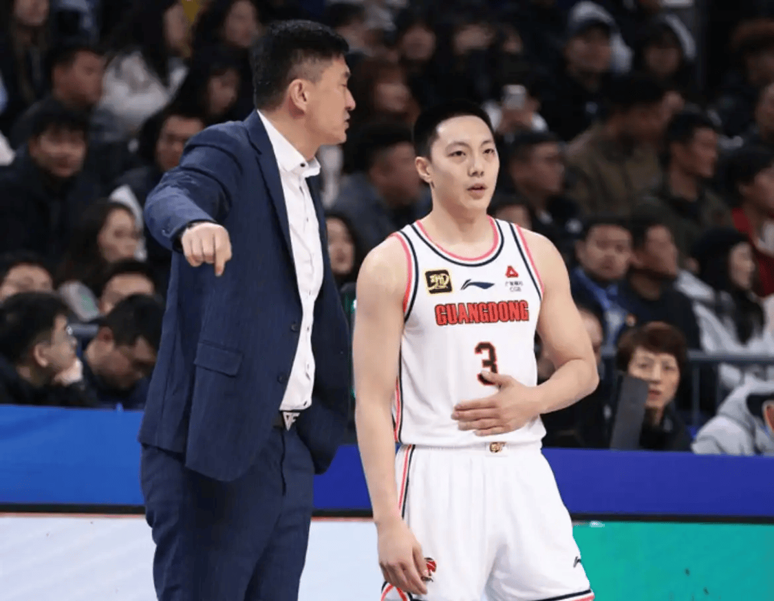 拉了一整个赛季的广东队长，4中1又仅5分，球迷：28岁打的跟38岁一样