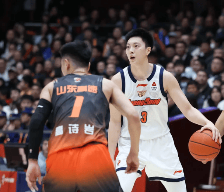 拉了一整个赛季的广东队长，4中1又仅5分，球迷：28岁打的跟38岁一样