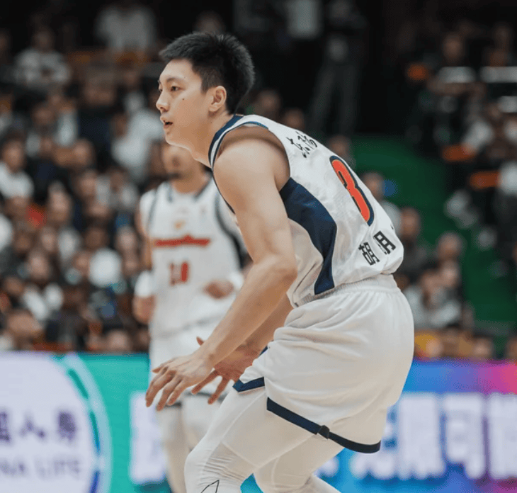 拉了一整个赛季的广东队长，4中1又仅5分，球迷：28岁打的跟38岁一样